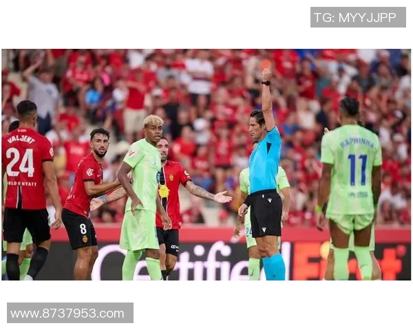 白云下的奇迹足球明星意外现身引发热议与欢呼 白云下的奇迹足球明星意外现身引发热议与欢呼