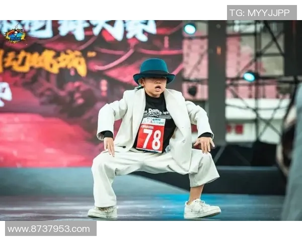 成都街舞队的团队协作与创新精神探讨街舞文化的深度融合与发展