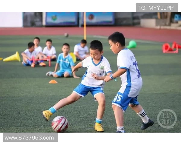 梦境中的绿茵场一群人在欢快踢足球的奇妙场景探秘